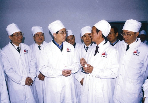 2003年非典期间，胡锦涛总书记视察地奥集团非典药物生产情况
