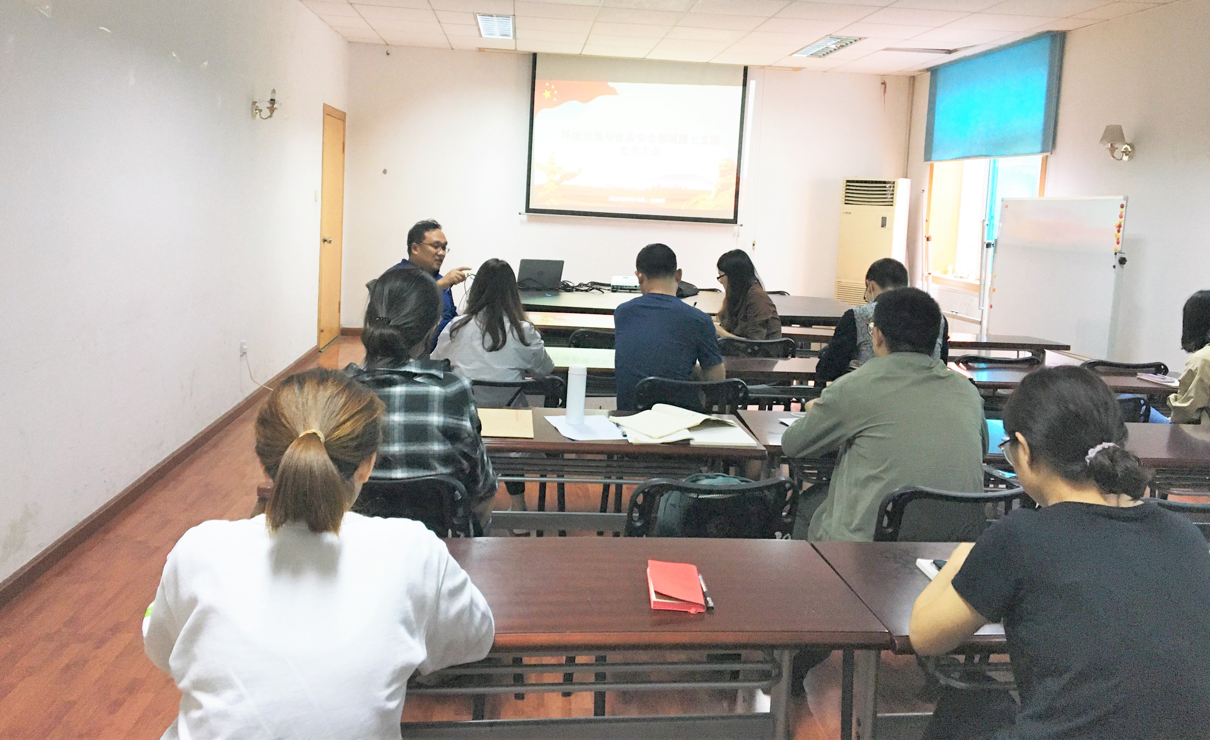 谭周亮书记与博士支部党员交流