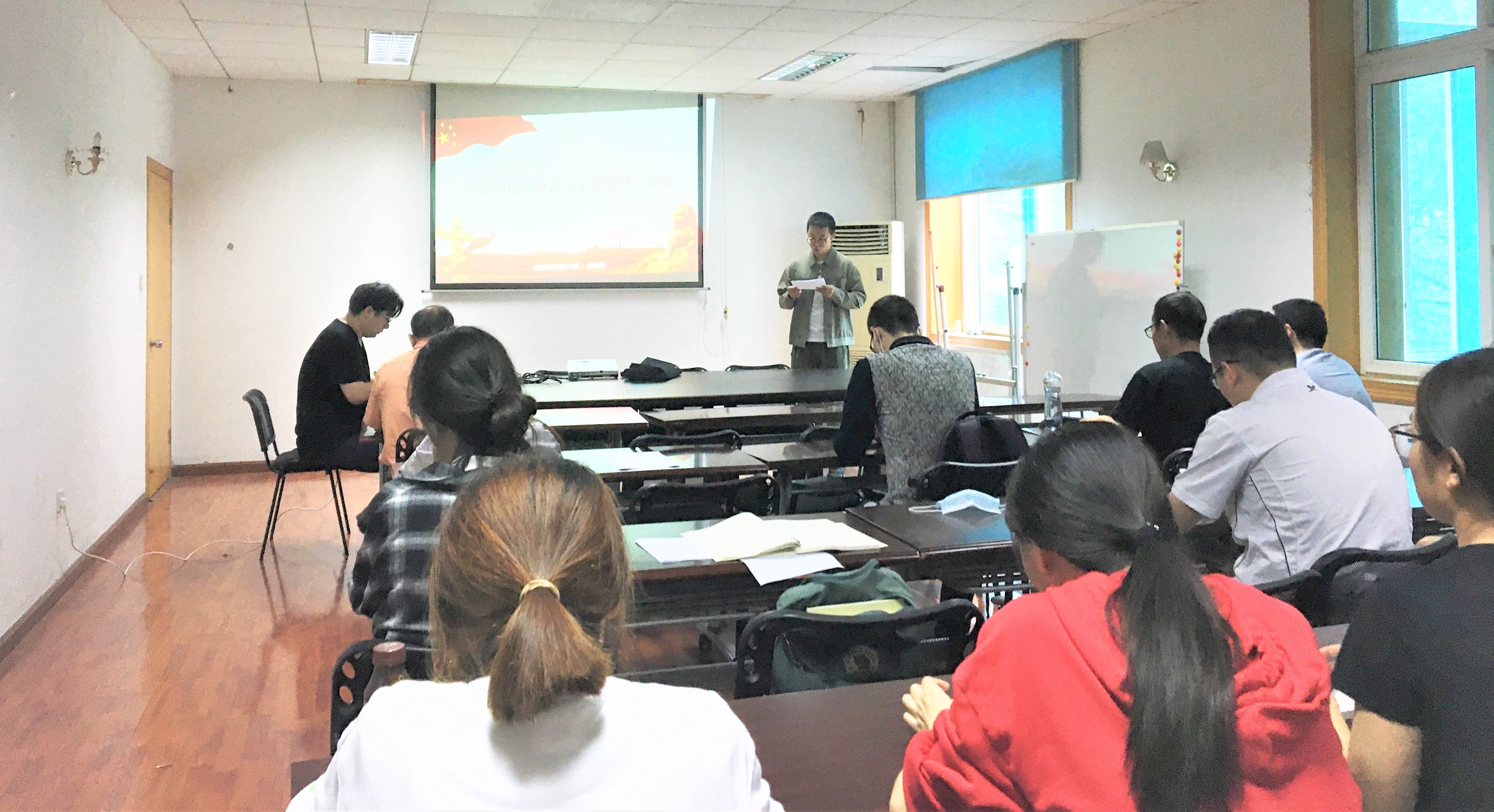 魏昭同志宣读自己的入党申请书